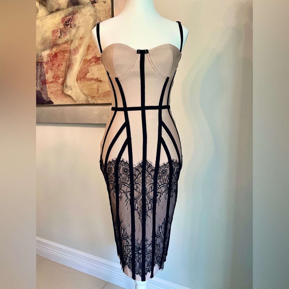 Mannequin size:
      Bust  : 32.5 
      Waist : 25.2
      Hip    : 34.5